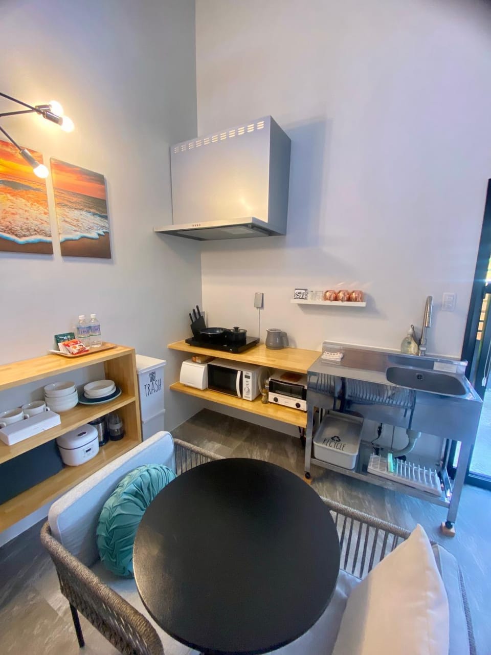 Kitchen or kitchenette, Seating area, Dining area