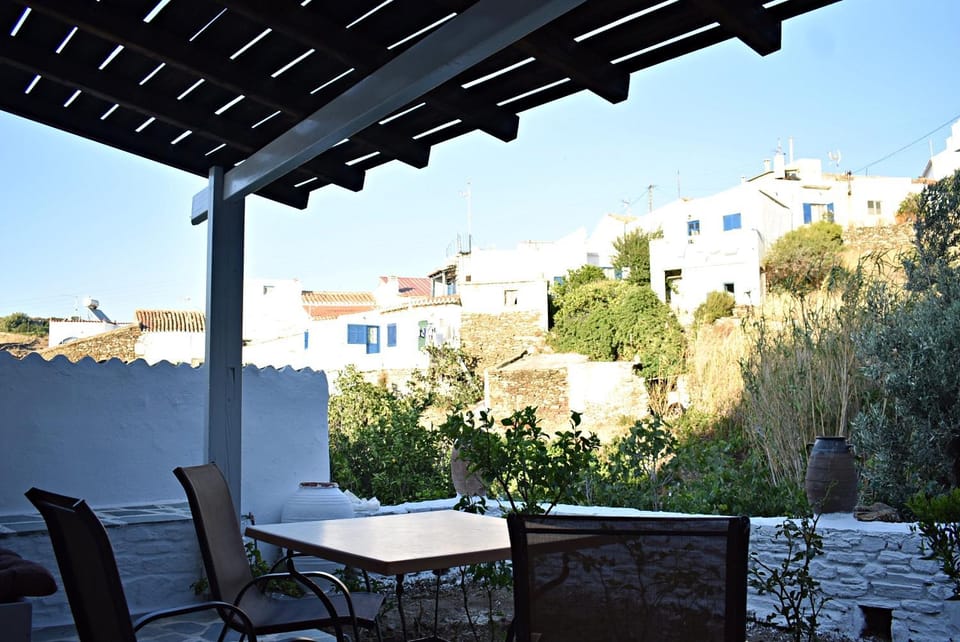 ΠΑΡΑΔΟΣΙΑΚΗ -ΧΩΡΙΑΤΙΚΗ ΚΑΤΟΙΚΙΑ ΜΕ ΑΥΛΗ House in Kea-Kythnos