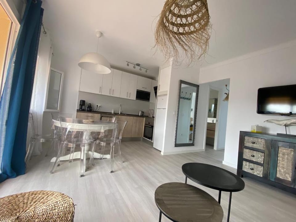 Kitchen or kitchenette, Lounge or bar, Dining area