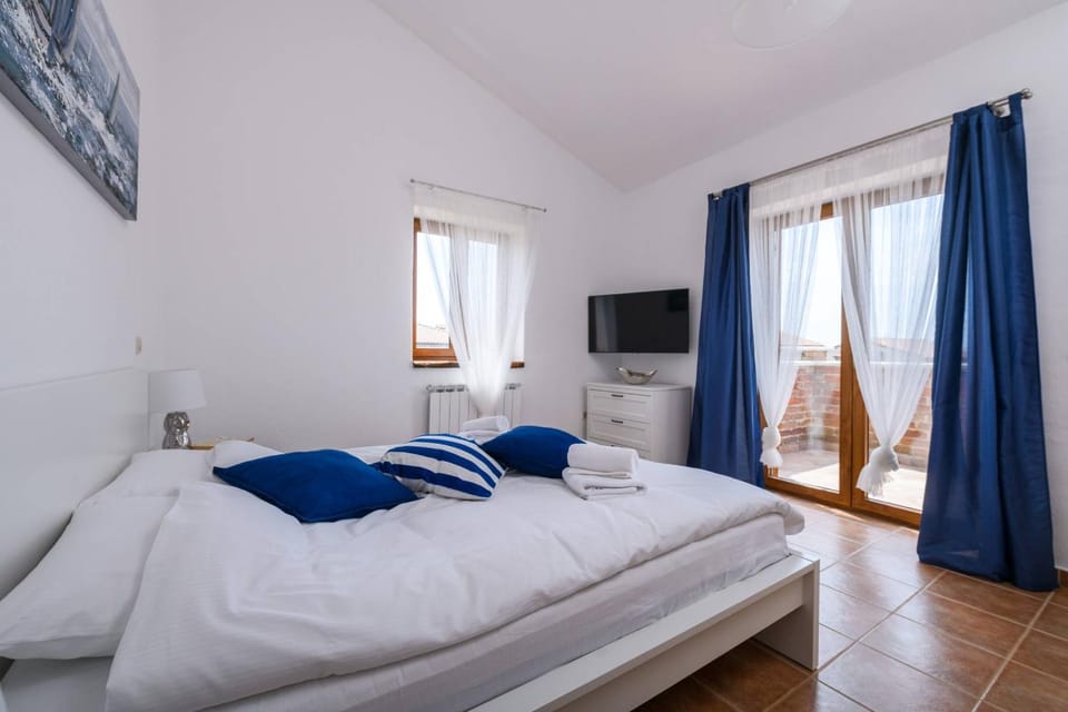 Bed, TV and multimedia, Bedroom