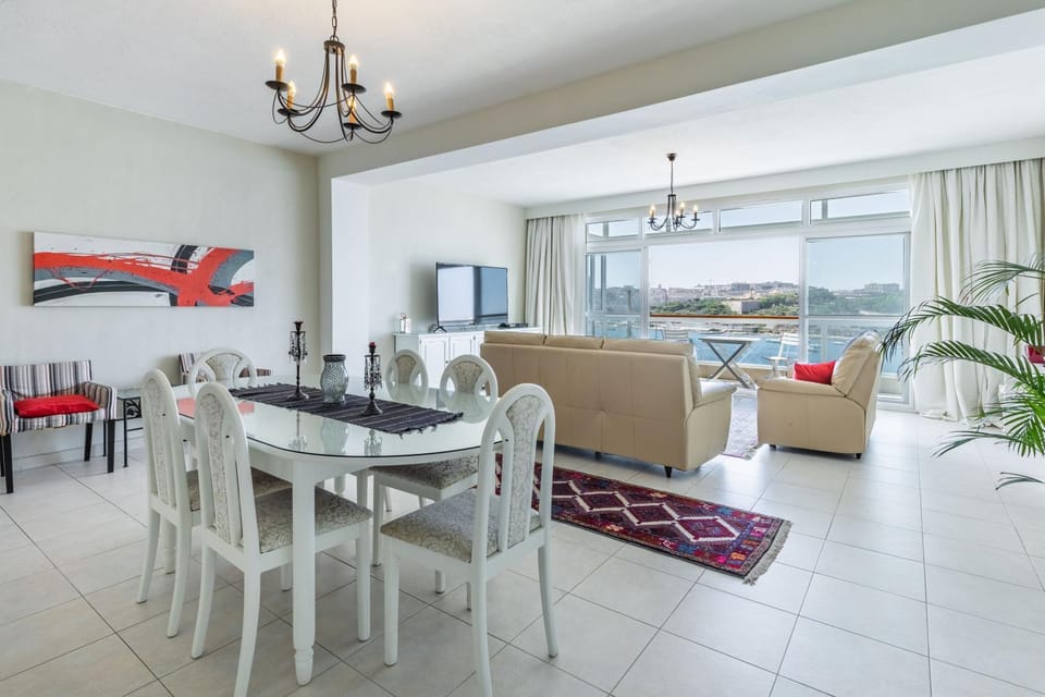 Communal lounge/ TV room, TV and multimedia, Living room, Seating area, Dining area, Evening entertainment