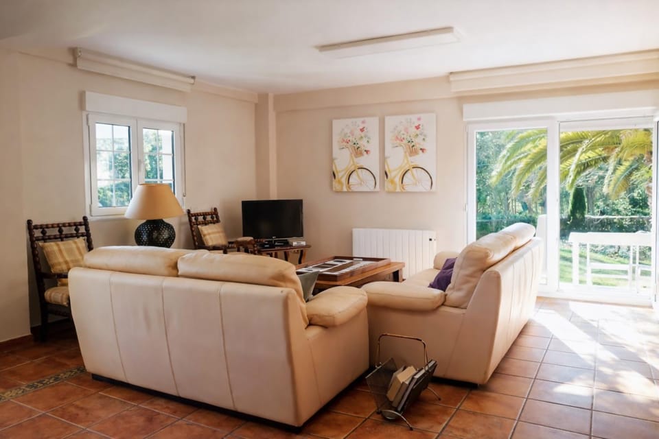 Communal lounge/ TV room, Living room, Floor plan, Garden view