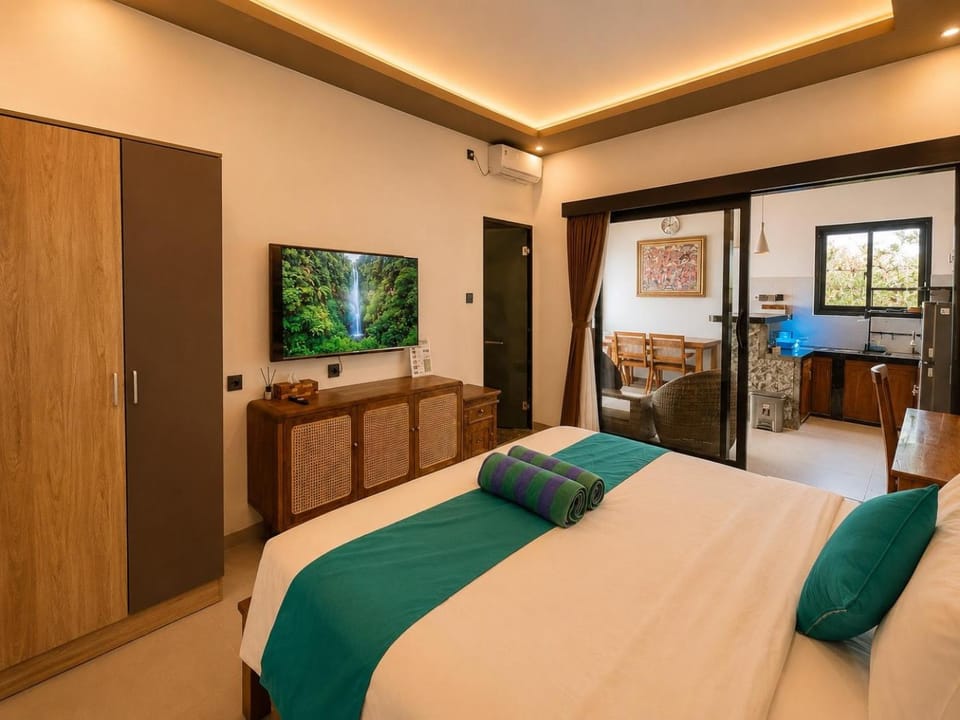 Communal lounge/ TV room, Bed, TV and multimedia, Photo of the whole room, Evening entertainment, Bedroom, hair dresser, air conditioner