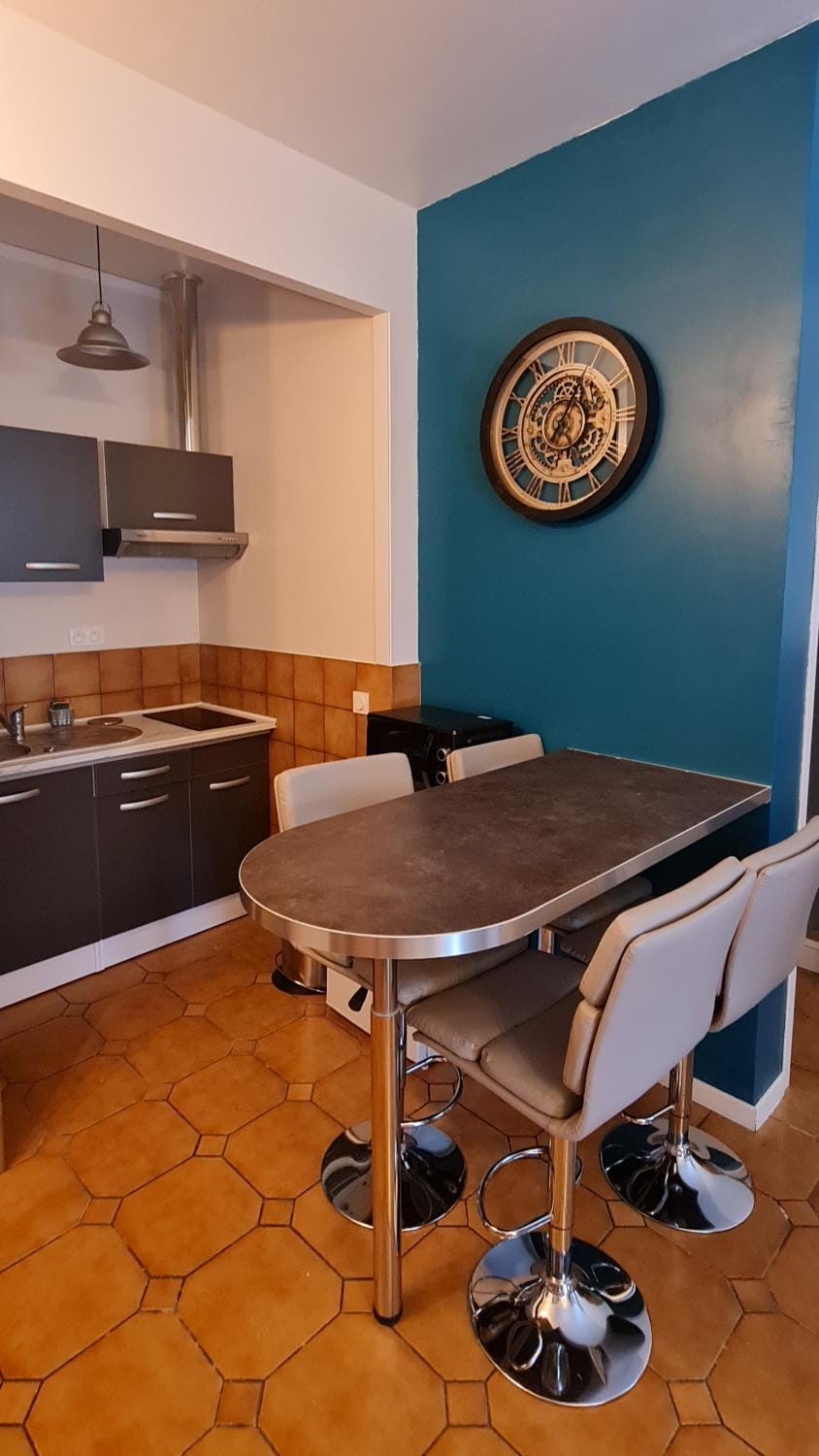Kitchen or kitchenette, Dining area
