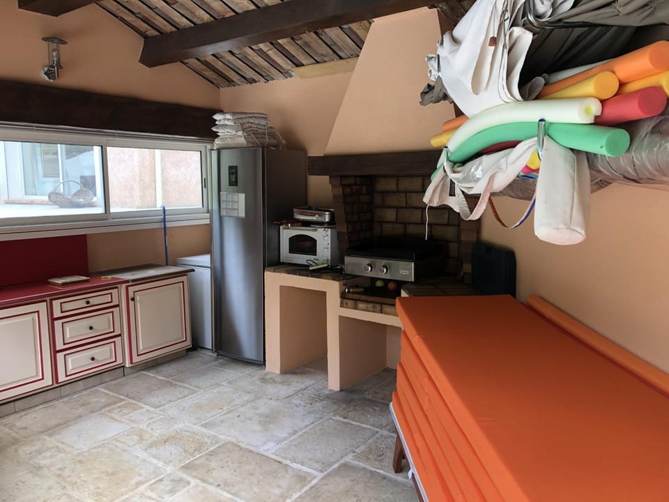 BBQ facilities, Kitchen or kitchenette, stove, kitchen