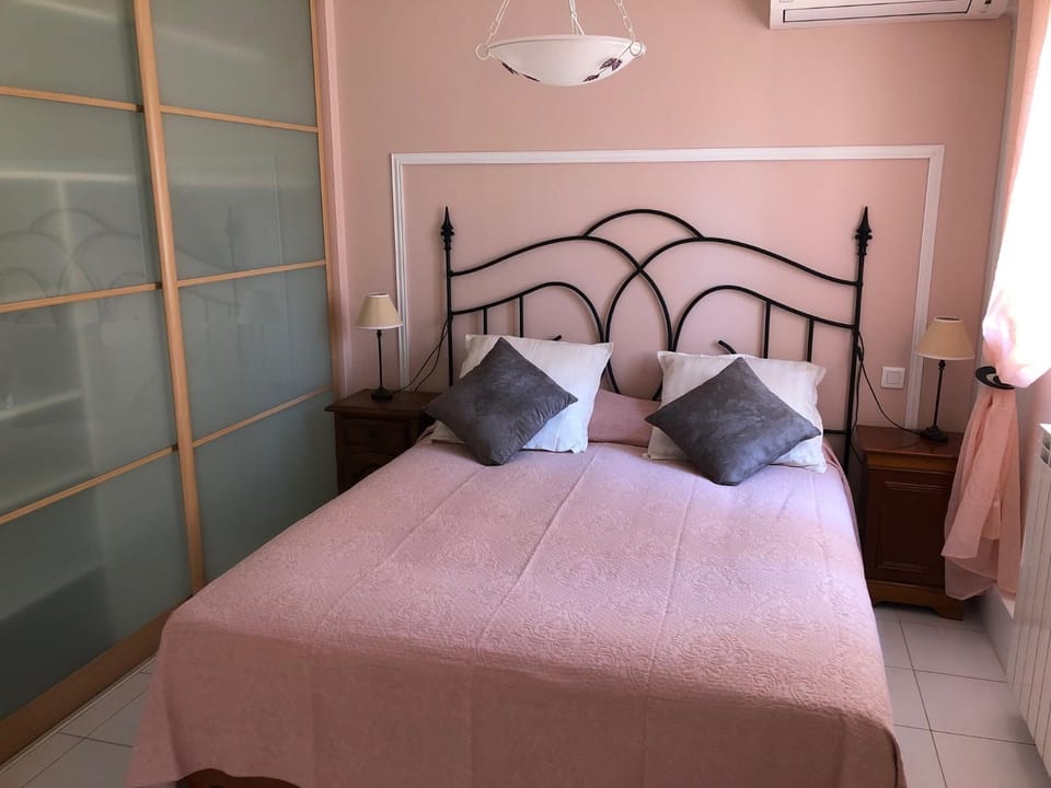 Property building, Bed, Photo of the whole room, Bedroom