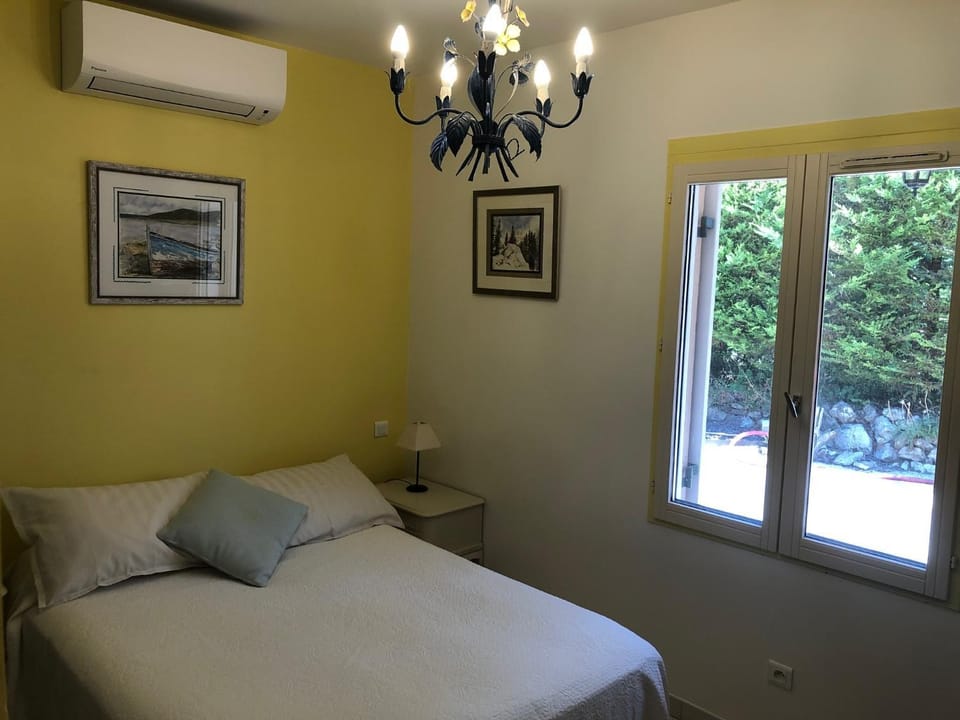 Property building, Bed, Photo of the whole room, Bedroom, air conditioner