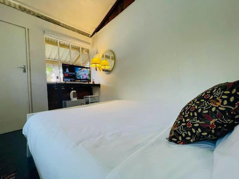Bed, TV and multimedia, Bedroom