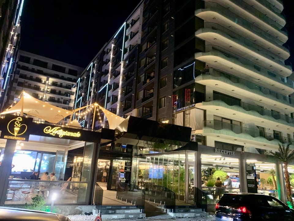 Restaurant/places to eat, Lobby or reception