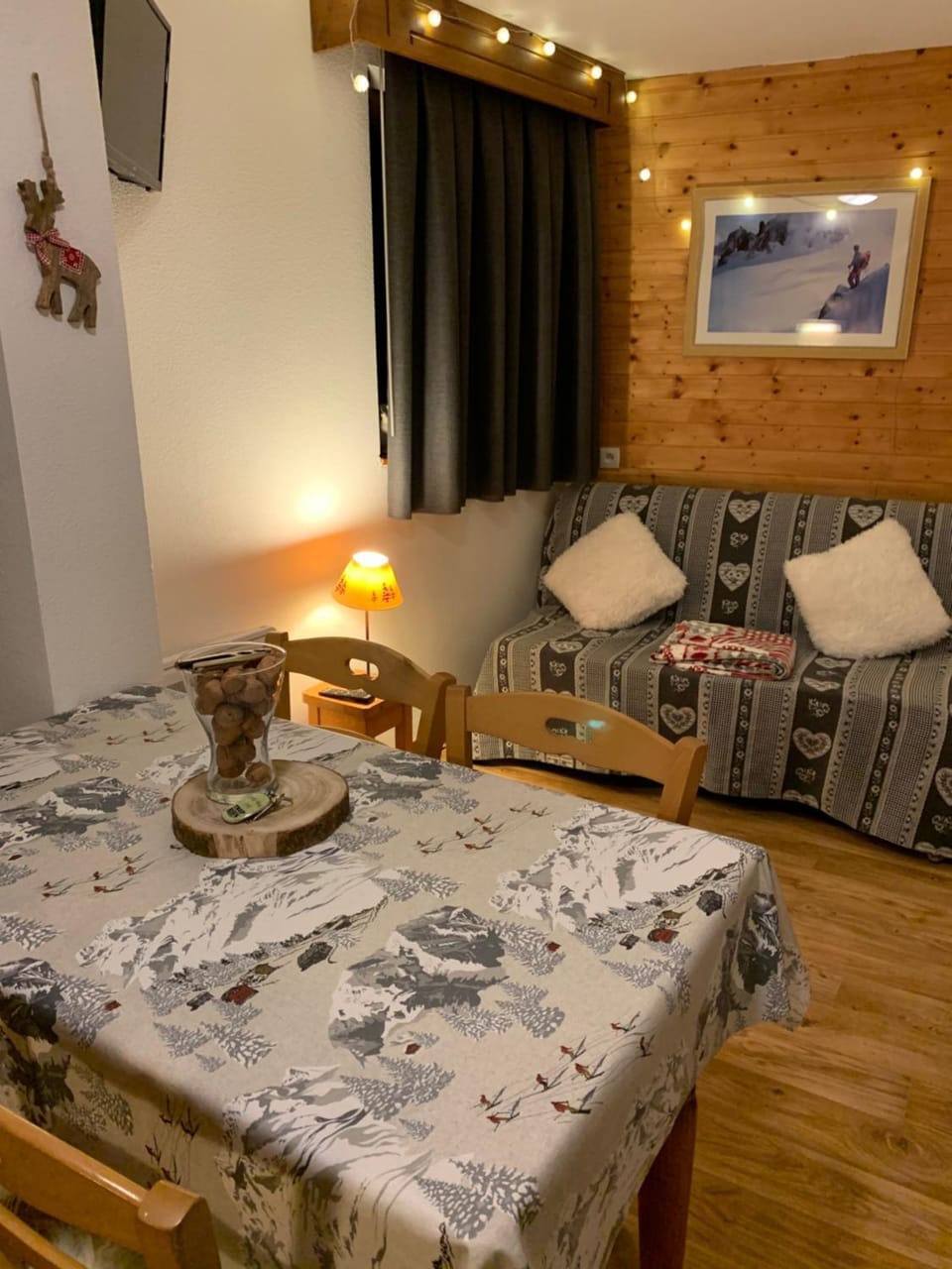 Seating area, Dining area
