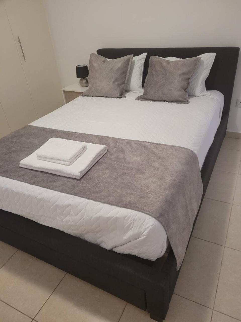 Bed, Photo of the whole room, Bedroom, towels
