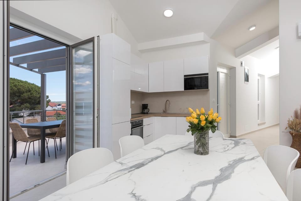 Kitchen or kitchenette, Dining area
