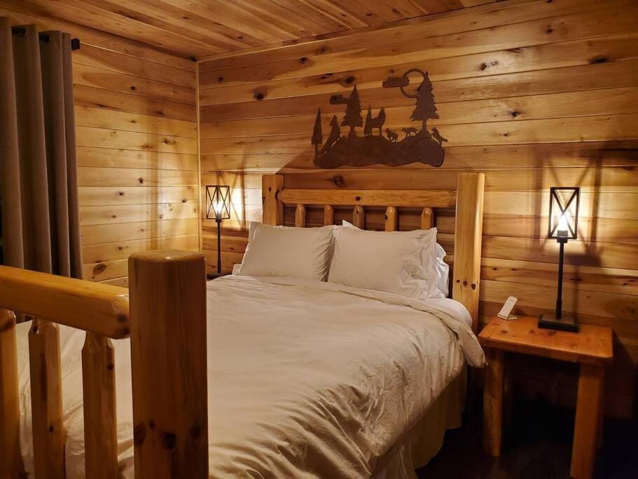 Luxury Cabin Hot Tub Bunkroom Gameroom at CaveRunLake Cabin in Kentucky