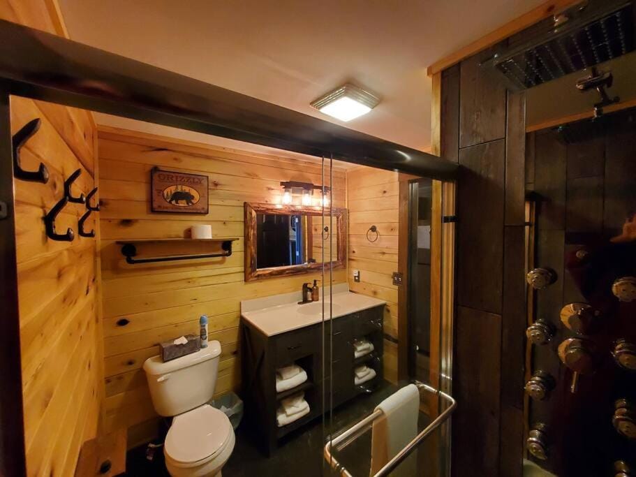 Luxury Cabin Hot Tub Bunkroom Gameroom at CaveRunLake Cabin in Kentucky