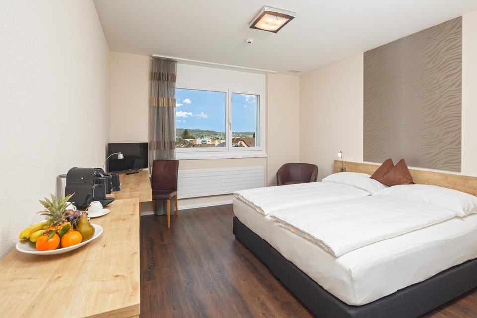 Bed, TV and multimedia, View (from property/room), Photo of the whole room, Bedroom, Food