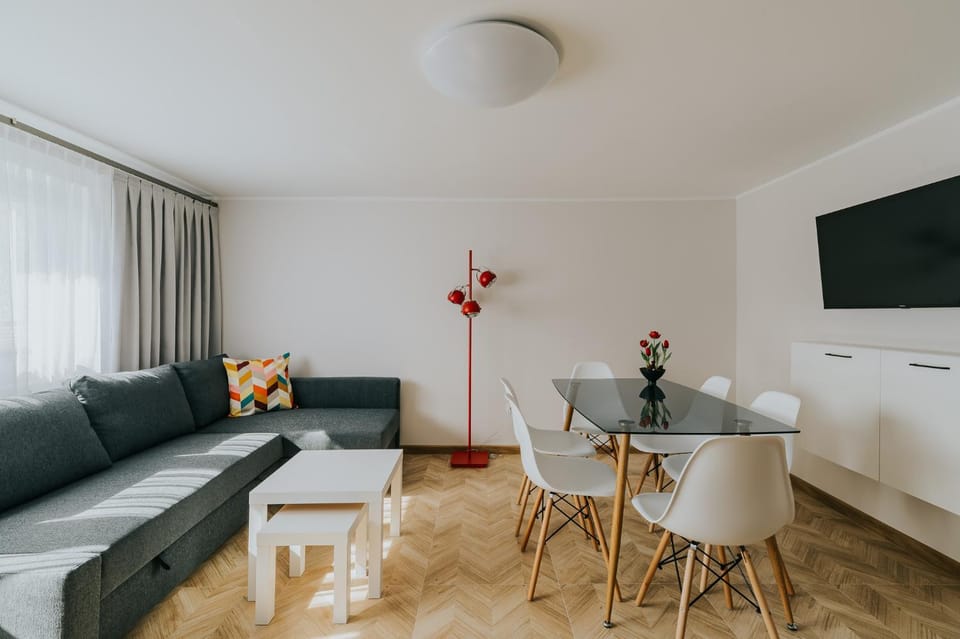 TV and multimedia, Living room, Photo of the whole room, Seating area, Dining area