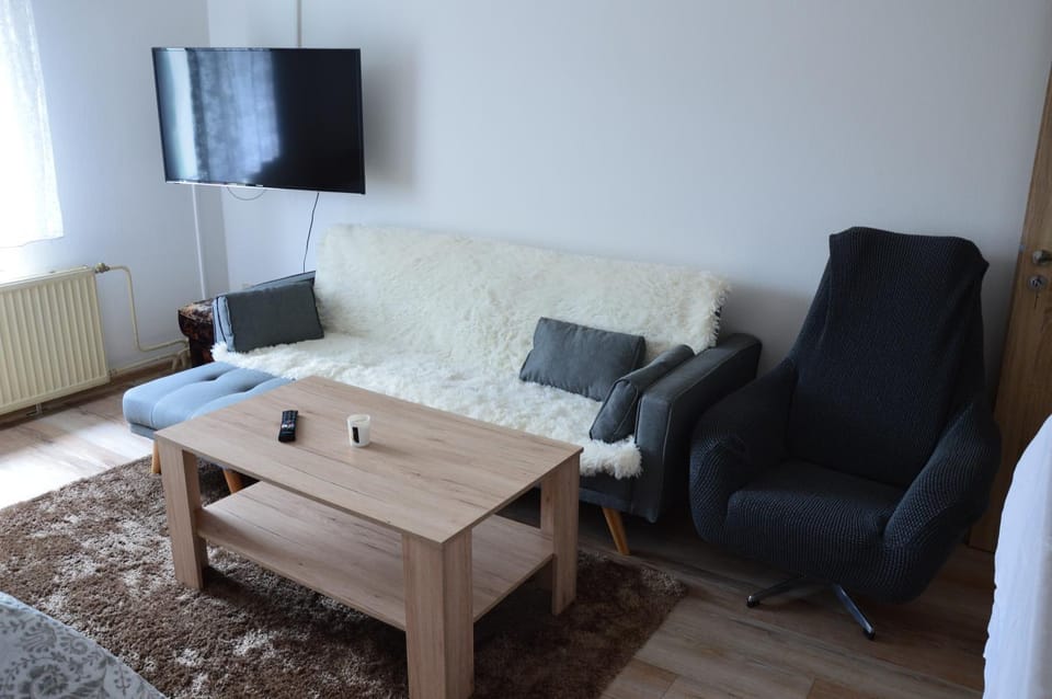 TV and multimedia, Seating area, Bedroom