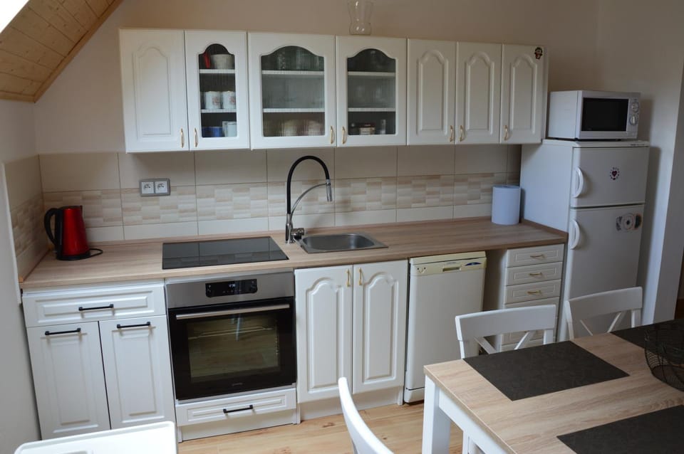 Kitchen or kitchenette, Dining area, Communal kitchen