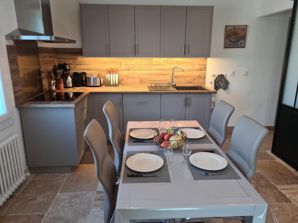 Kitchen or kitchenette