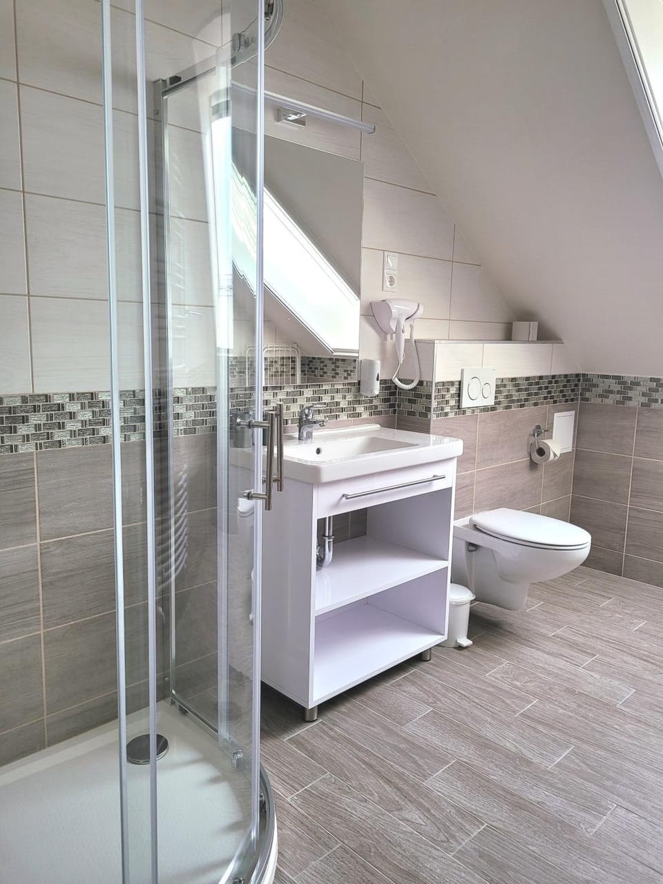 Shower, Toilet, Bathroom, heating