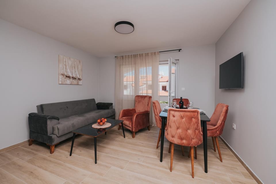 TV and multimedia, Living room, Seating area, Dining area