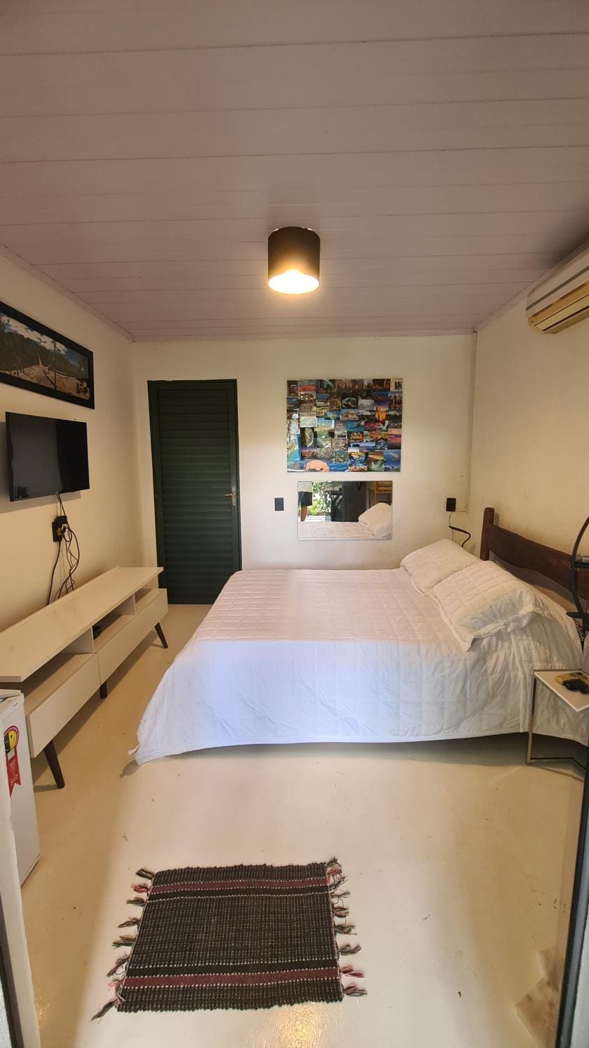 Bed, TV and multimedia, Photo of the whole room, Bedroom, air conditioner