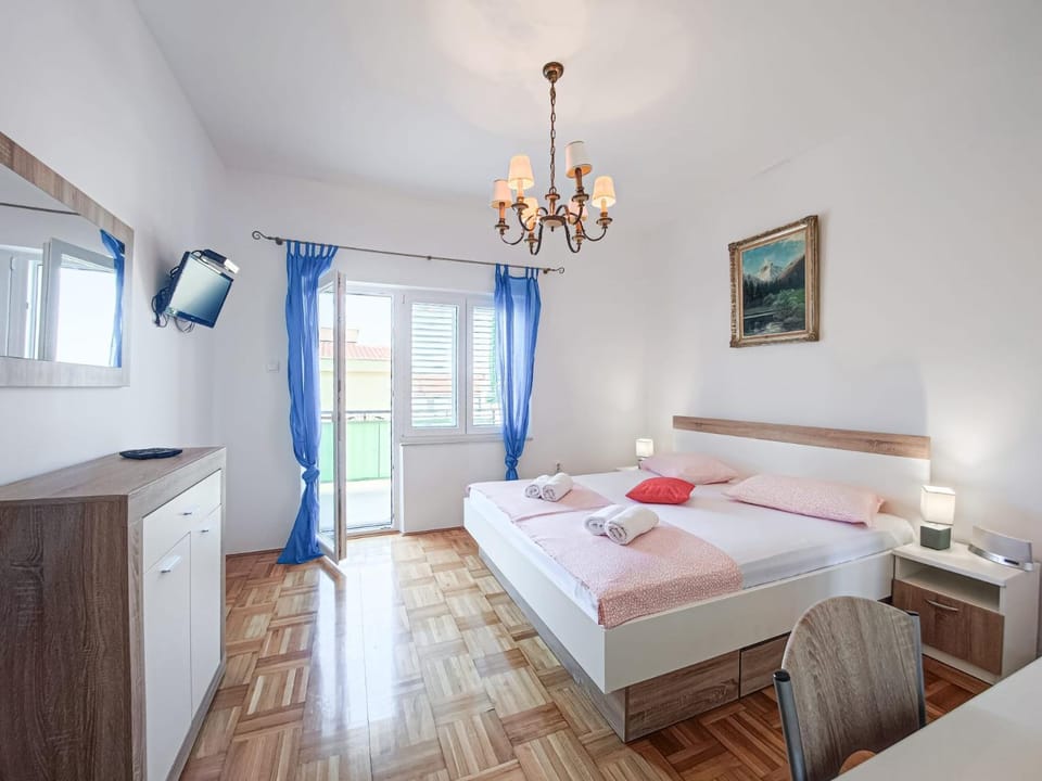 Bed, TV and multimedia, Balcony/Terrace, Photo of the whole room, Bedroom, wardrobe