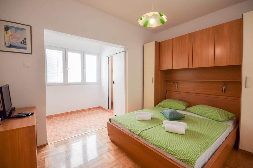 Bed, Bathroom, TV and multimedia, Photo of the whole room, Bedroom, towels