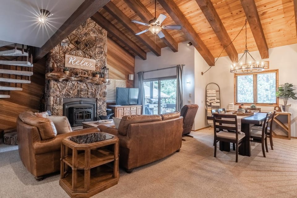 Mammoth Pines #7 Newly updated 2 Bedroom plus Loft, 3 Full Bathrooms, Sleeps 8 people House in Mammoth Lakes