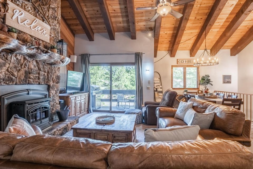 Mammoth Pines #7 Newly updated 2 Bedroom plus Loft, 3 Full Bathrooms, Sleeps 8 people House in Mammoth Lakes