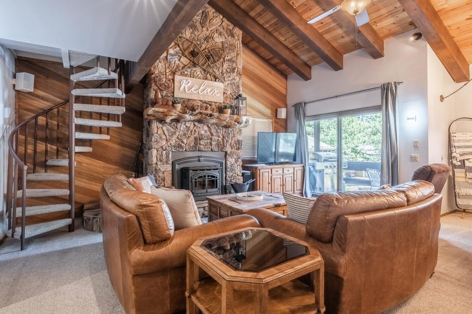 Mammoth Pines #7 Newly updated 2 Bedroom plus Loft, 3 Full Bathrooms, Sleeps 8 people House in Mammoth Lakes