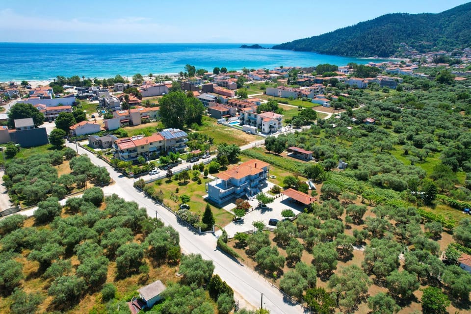 Property building, Nearby landmark, Spring, Neighbourhood, Natural landscape, Bird's eye view, Mountain view, Street view, Location