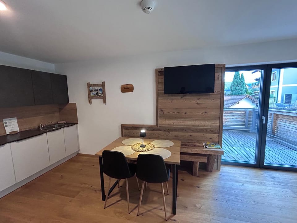 TV and multimedia, Kitchen or kitchenette, Living room, Seating area, Dining area