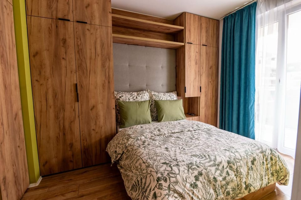 Photo of the whole room, Bedroom, wardrobe