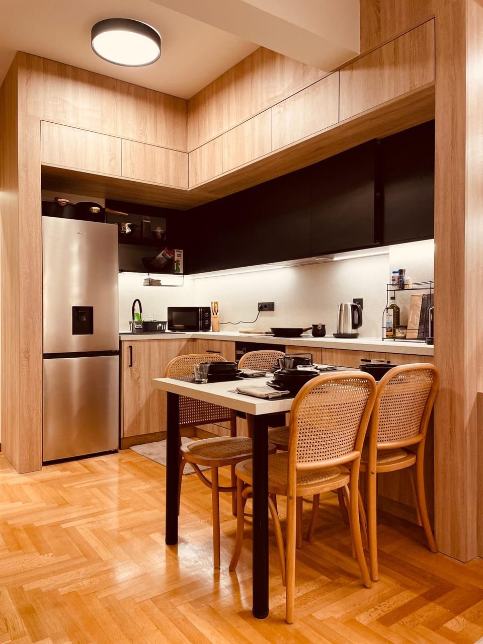 Kitchen or kitchenette, Dining area