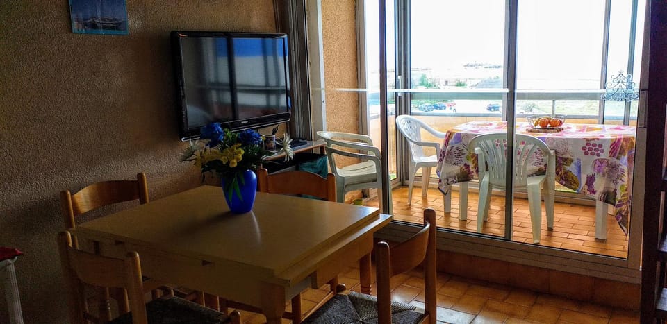 View (from property/room), Balcony/Terrace, Living room, Seating area, Dining area