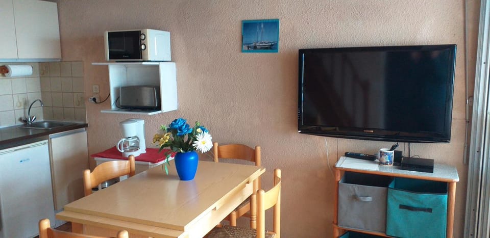 TV and multimedia, Kitchen or kitchenette, Dining area, minibar, stove