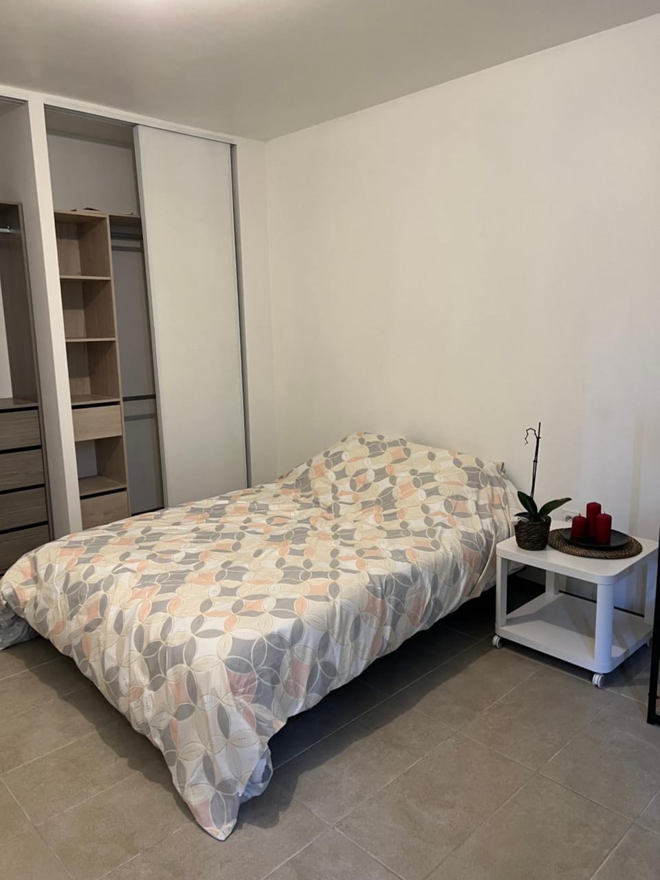 Photo of the whole room, Bedroom