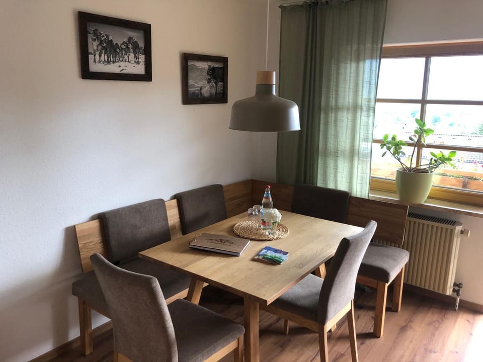 Seating area, kitchen