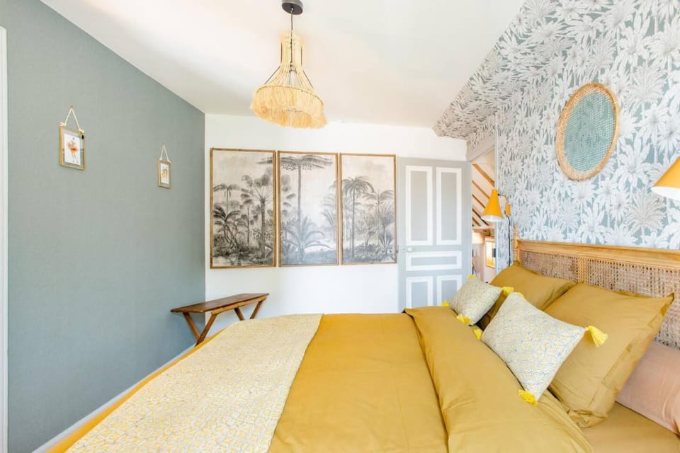 Bed, Photo of the whole room, Bedroom