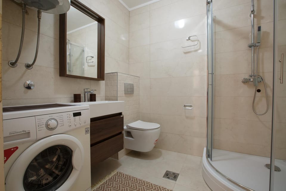 Shower, Toilet, Bathroom, towels, washing machine