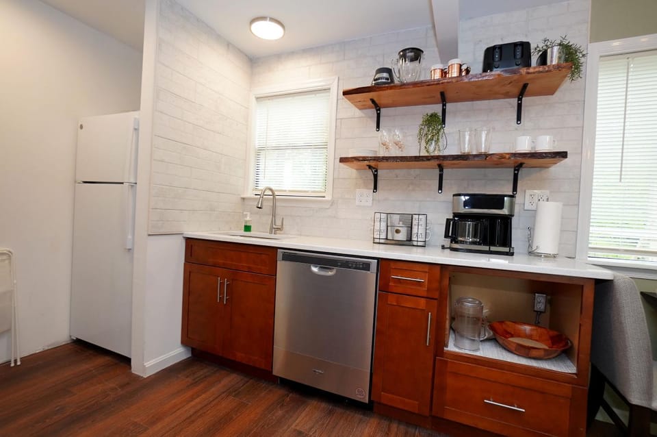 Coffee/tea facilities, Kitchen or kitchenette, dishwasher, toaster