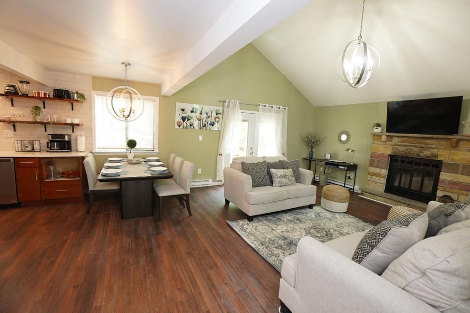 TV and multimedia, Kitchen or kitchenette, Living room, Photo of the whole room, Seating area, Dining area, flat iron