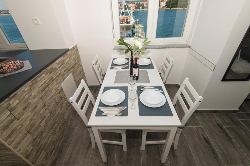 Seating area, Dining area