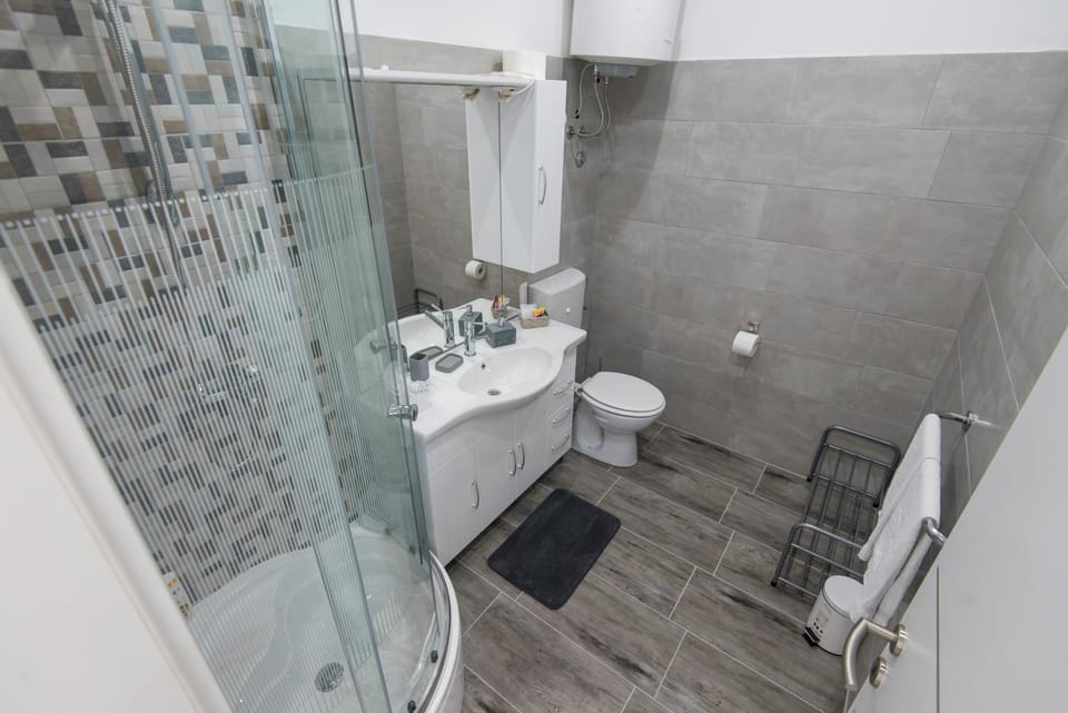 Shower, Toilet, Bathroom, towels