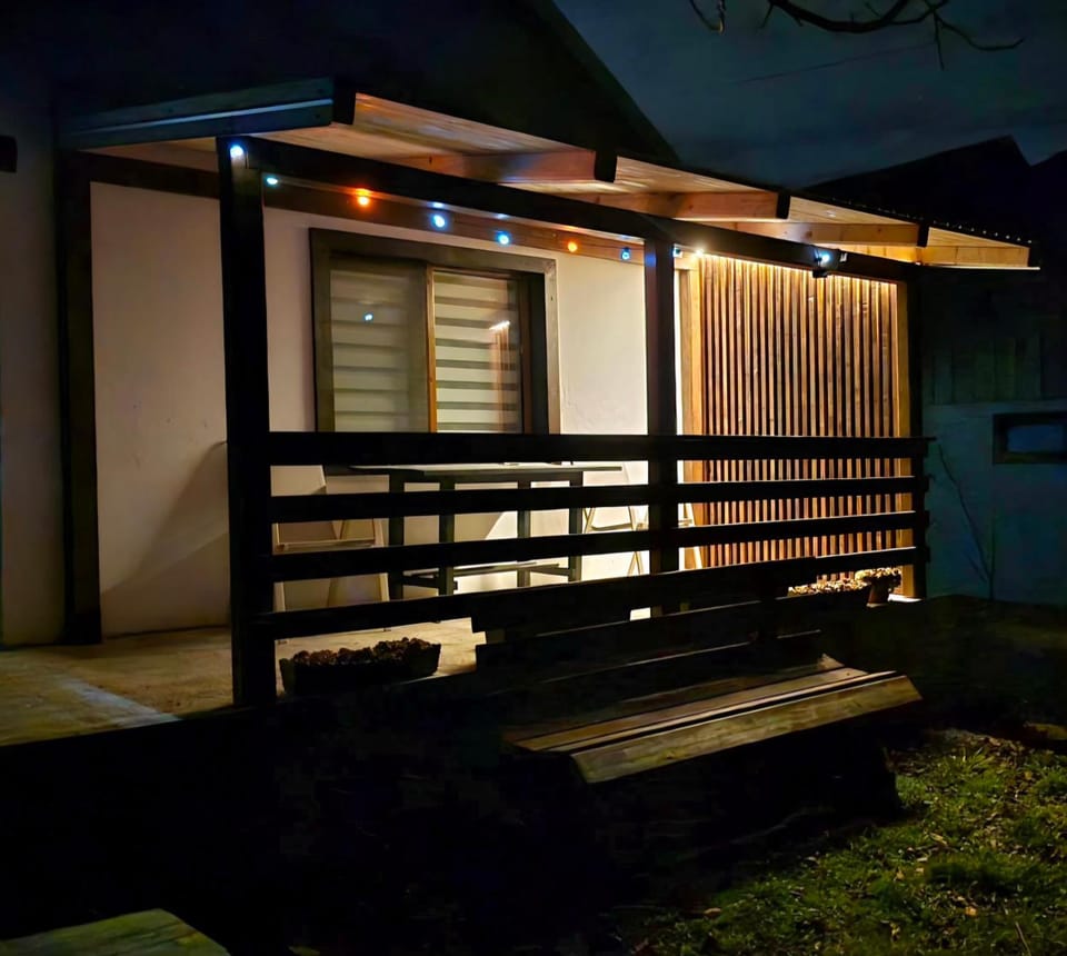 Casa primitoare in inima naturii si padurii House in Romania