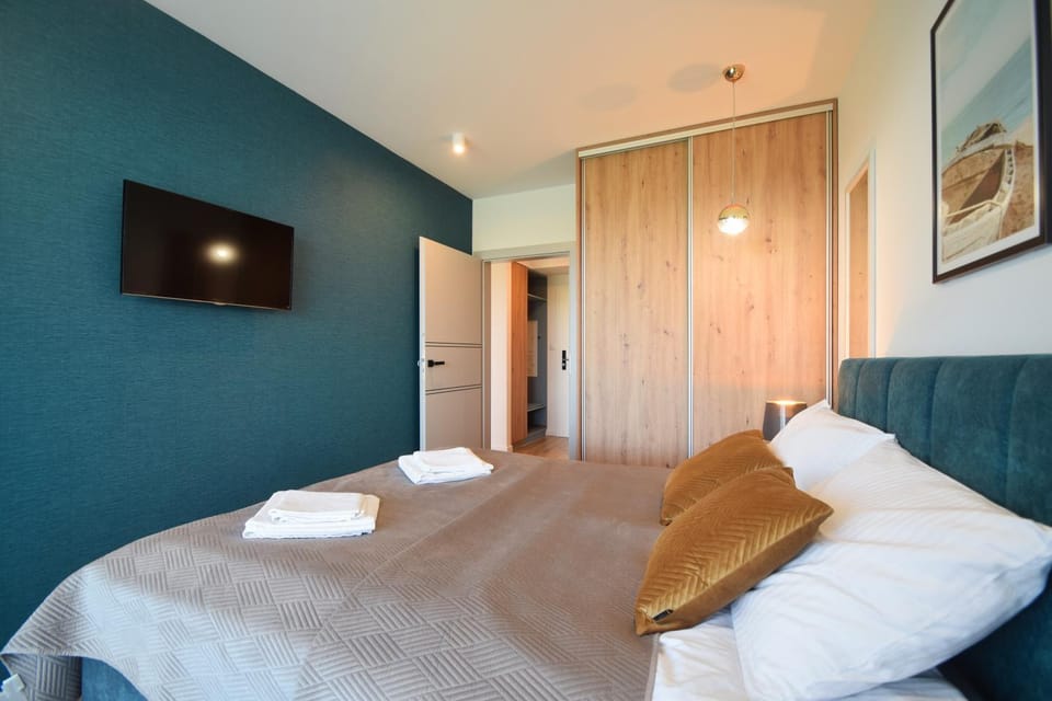 Spring, Bed, TV and multimedia, Photo of the whole room, Hiking, Bedroom, Landmark view