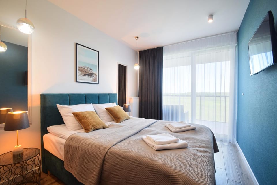 Bed, TV and multimedia, Balcony/Terrace, Photo of the whole room, Bedroom, Landmark view