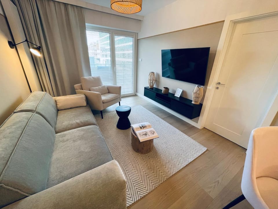 Bed, TV and multimedia, Balcony/Terrace, Photo of the whole room, Family, Family, locker, locker, microwave