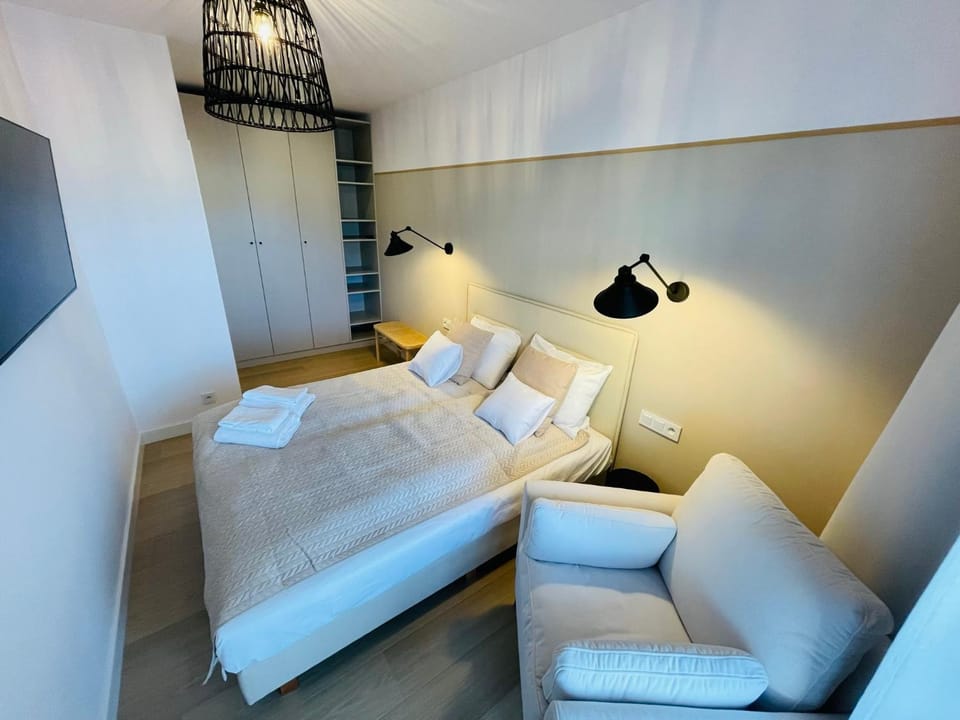 Property building, Bed, TV and multimedia, Balcony/Terrace, Balcony/Terrace, Bedroom, Family, Family, microwave, wardrobe